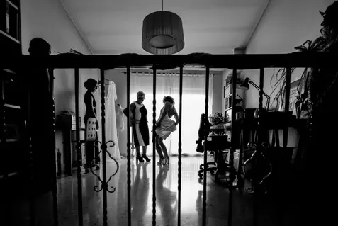 Contraluz entre rejas